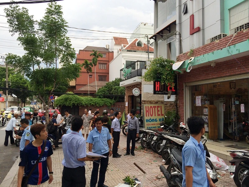 Bức tường gạch ở độ cao khoảng 3m đổ xuống khiến nam thanh niên bị thương khá nặng 